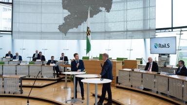 2 Men in conversation in the Saxon state parliament