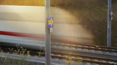 ETCS Signal, gelber Pfeil auf blauem Grund.