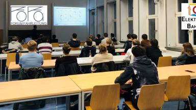 Ein Seminarraum mit Menschen darin