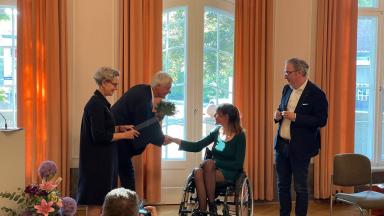 Lisa Iden bekommt die Ehrennadel überreicht