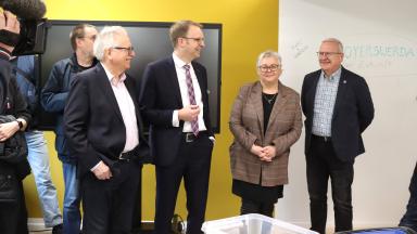 4 Personen im Gespräch