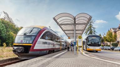 Mitteldeutsche Regiobahn (MRB), Regionalbus Oberlausitz (RBO), an der Übergangsstelle Königsbrück