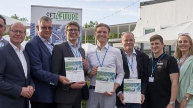 Gruppenfoto Juroren und Preisträger