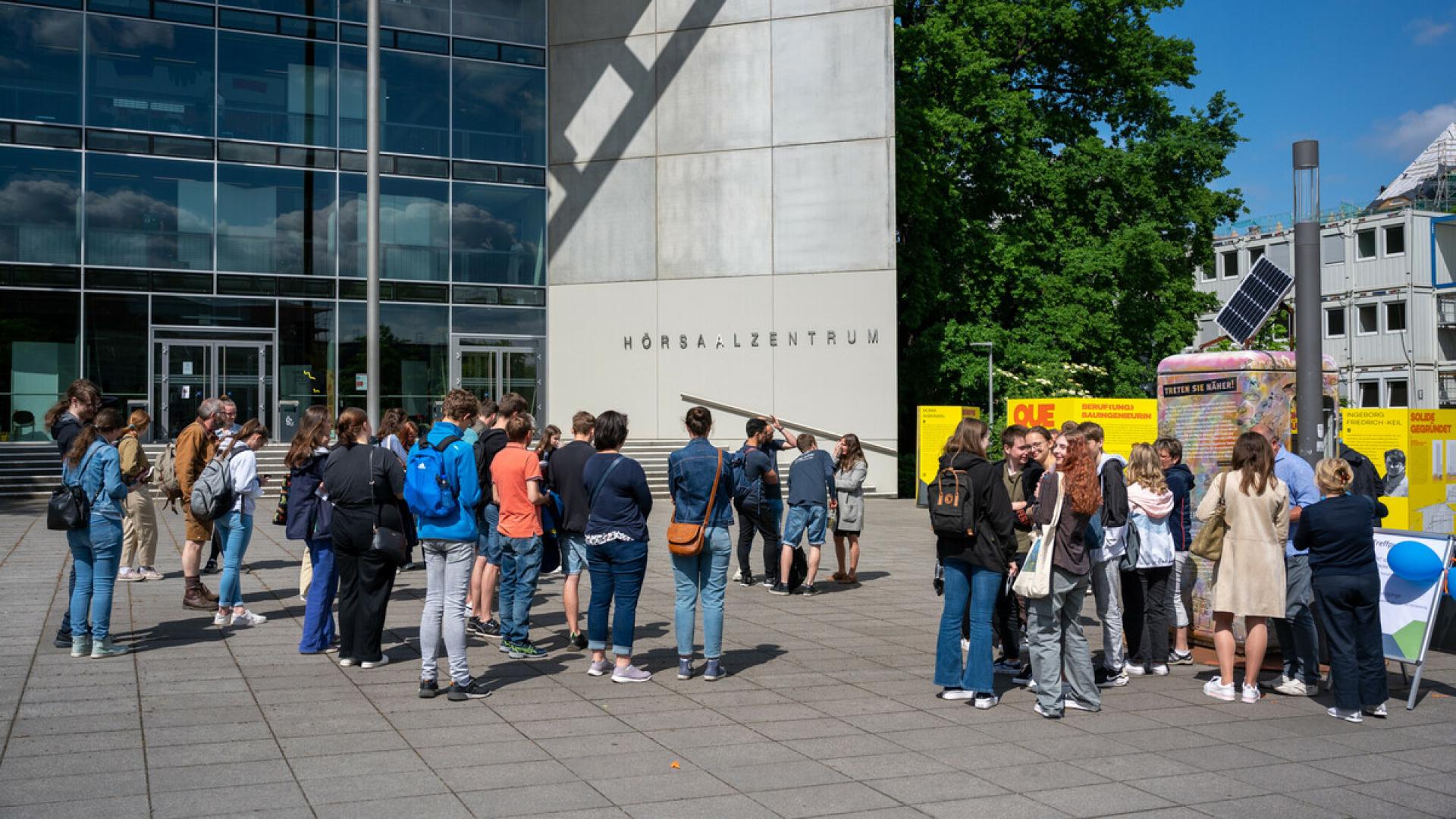 The photo shows prospective students in front of the lecture hall center on Uni-Tag2022.