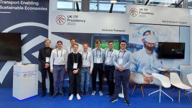 Studierende stehen vor dem Banner der ITF