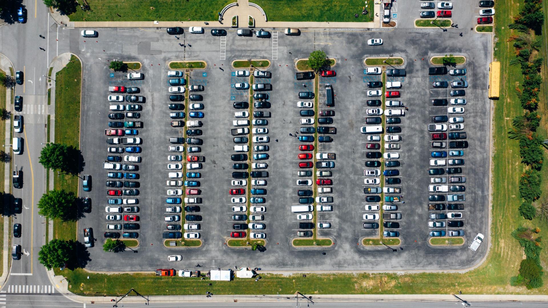 Luftaufnahme Parkplatz mit vielen Autos