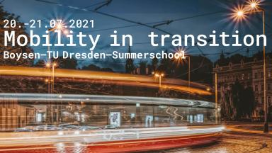 Straßenbahn fährt durch nächtliche Stadt