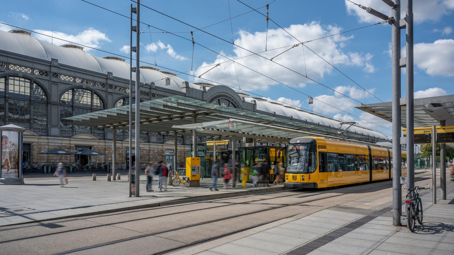 Straßenbahn hält vor Dresdner Hauptbahnhof