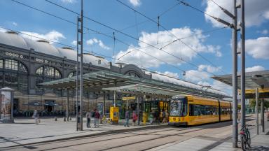 Straßenbahn hält vor Dresdner Hauptbahnhof