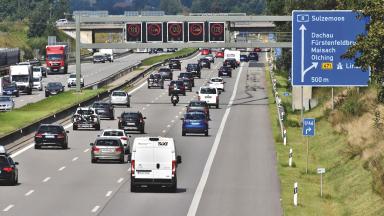 Dreispurige Autobahn, viel Verkehr, Tempolimit 120 auf Tafeln