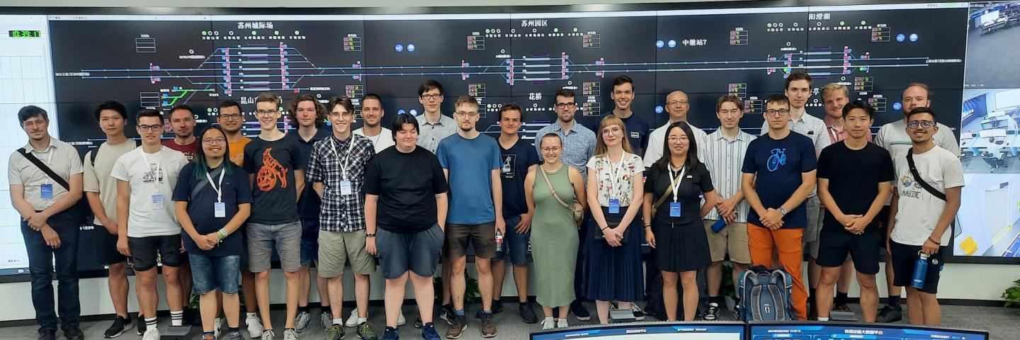 Das Bild zeigt Fakultätsangehörige bei einem Besuch der CASCO Signal Ltd in Shanghai 