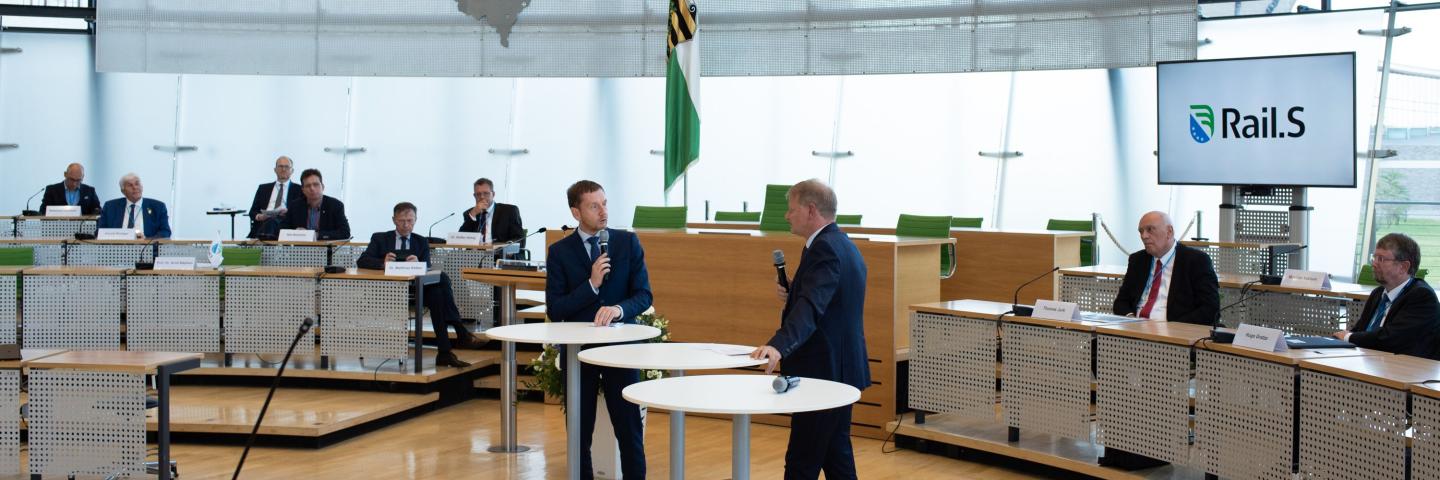 2 Men in conversation in the Saxon state parliament