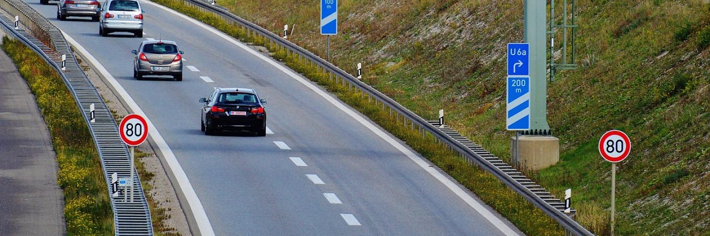 Fahrspuren auf einer Deutschen Autbahn