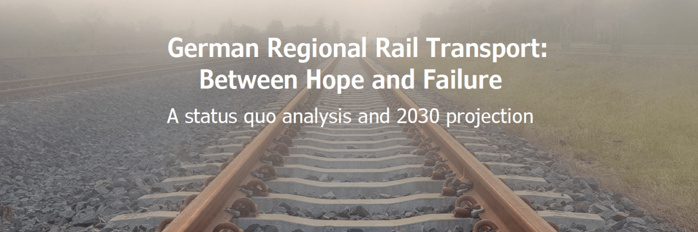 weißer Text vor Schiene