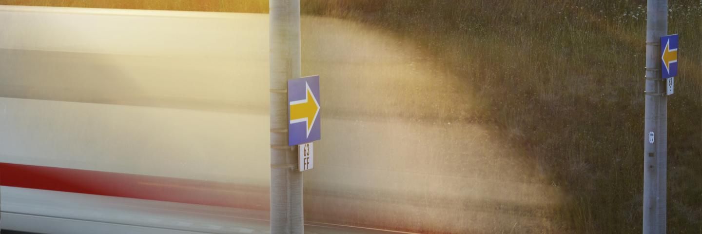 ETCS Signal, gelber Pfeil auf blauem Grund.