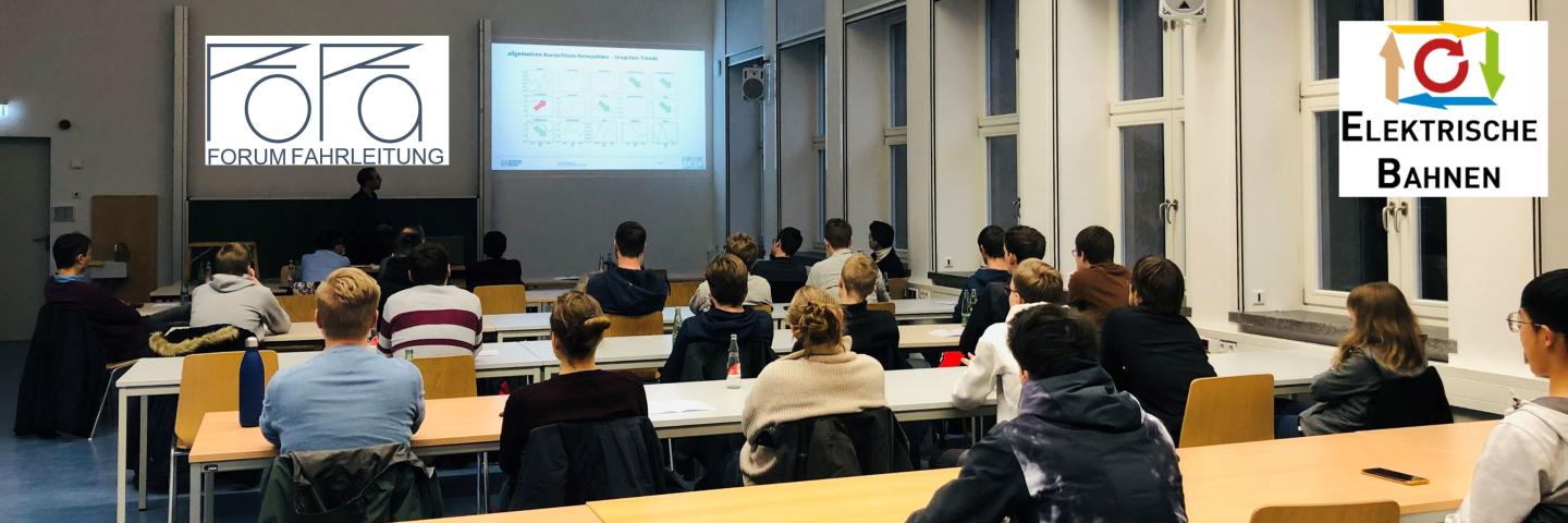 Ein Seminarraum mit Menschen darin