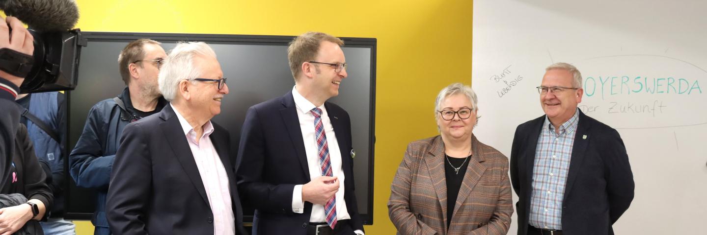 4 Personen im Gespräch