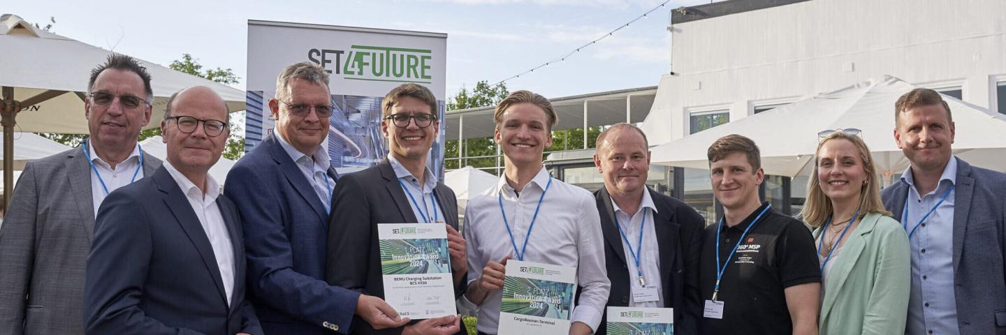 Gruppenfoto Juroren und Preisträger