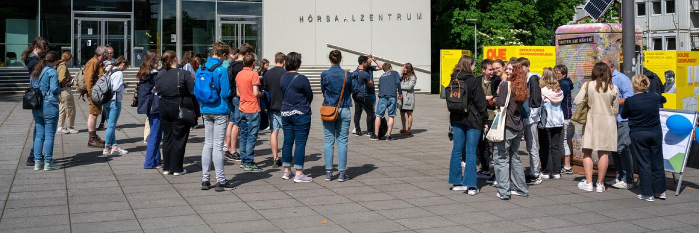 Das Foto zeigt Studieninteressierte vor dem Hörsaalzentrum am Uni-Tag2022. 