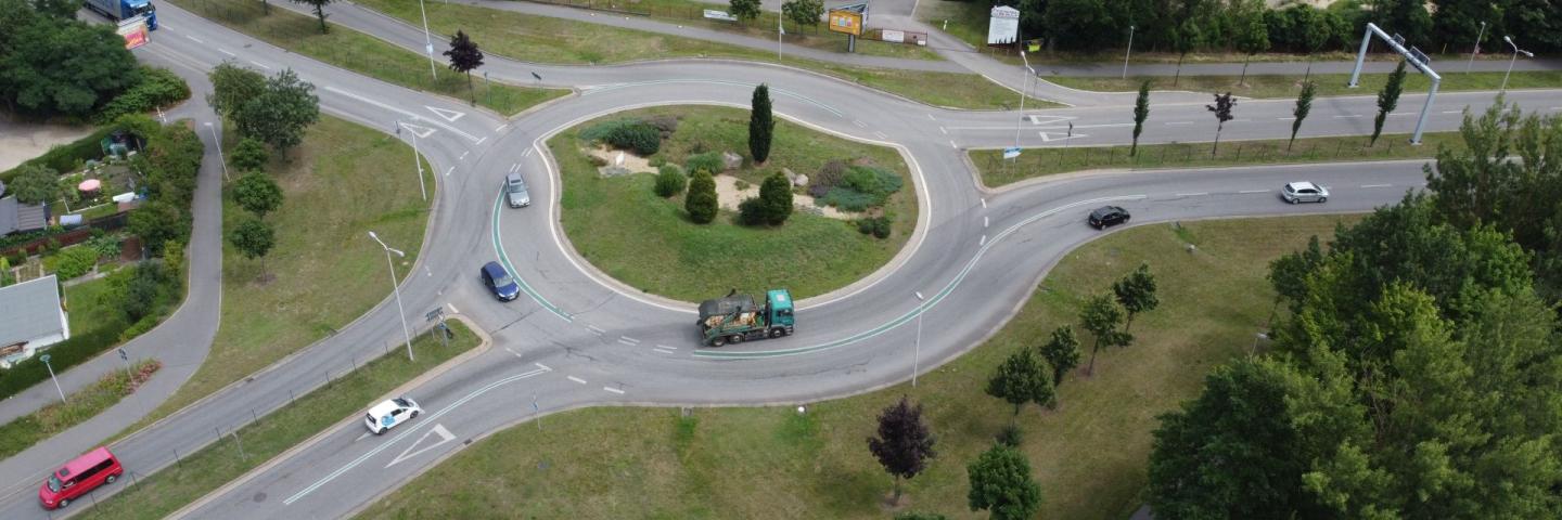 Draufsicht auf einen Kreisverkehr