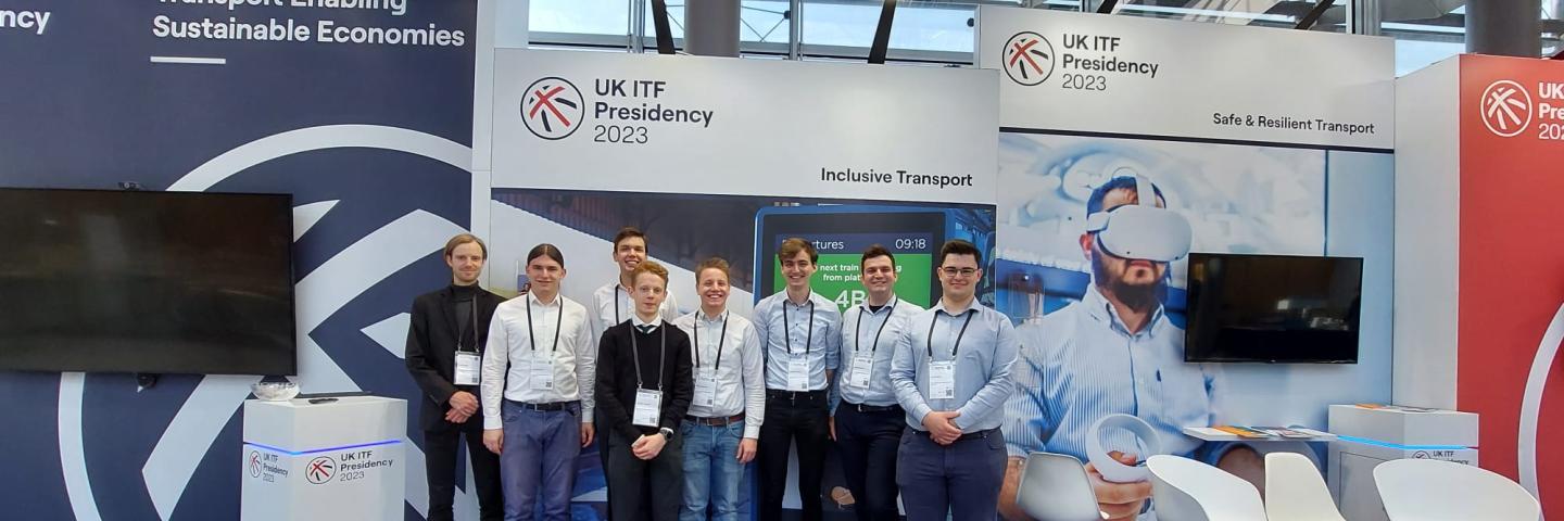 Studierende stehen vor dem Banner der ITF