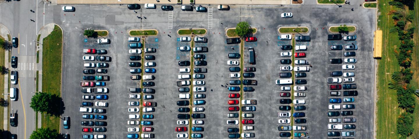 Luftaufnahme Parkplatz mit vielen Autos