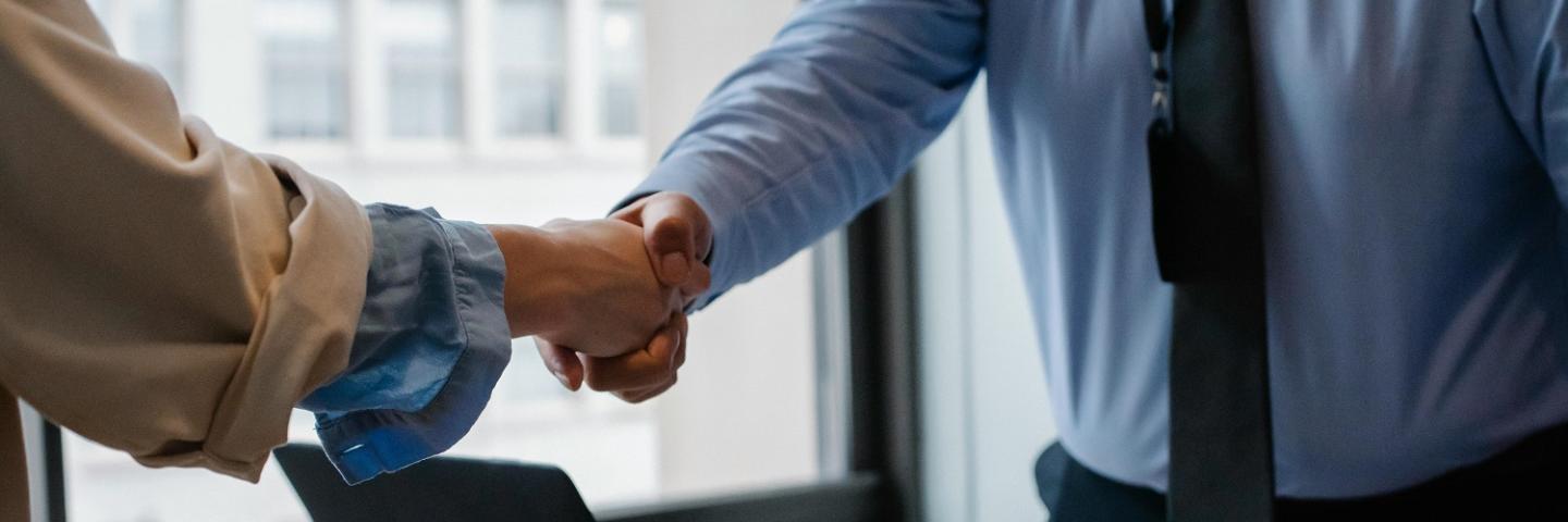 Zwei Menschen halten ein Herz in den Händen