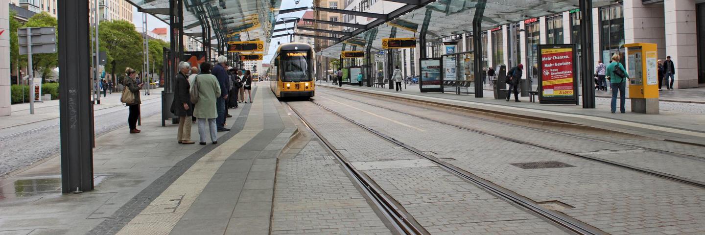 Eine Straßenbahn an einer Dresdner Haltestelle