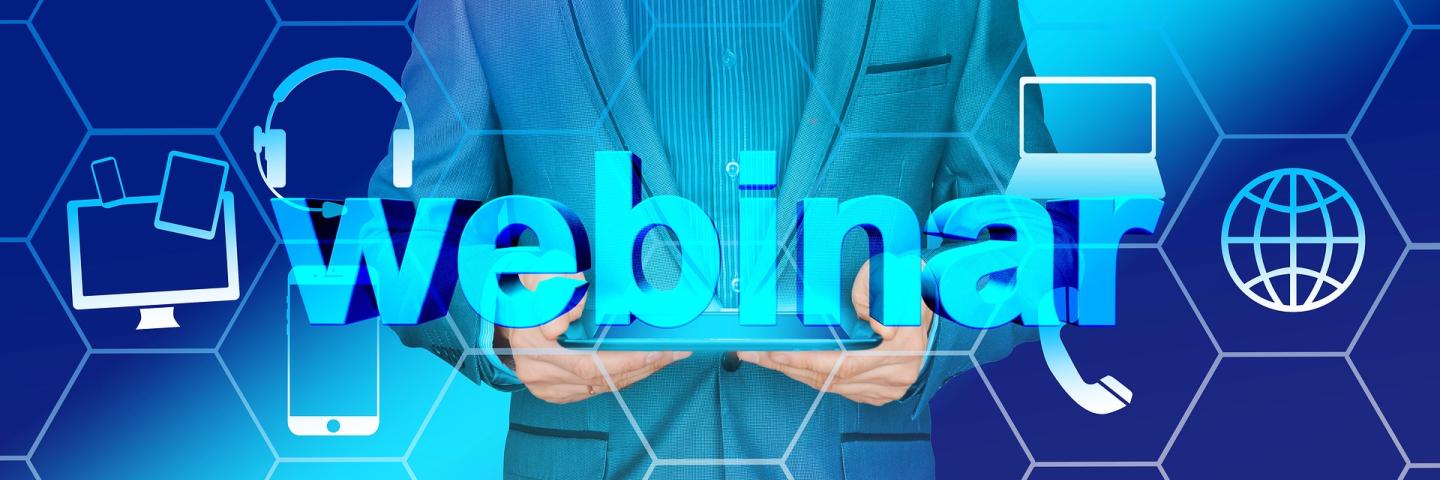Grafik: Mann hält Tablet. Darüber steht "Webinar", drumherum Symbole Handy, Headset