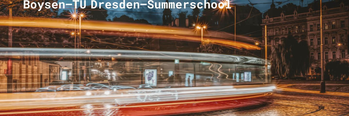 Straßenbahn fährt durch nächtliche Stadt