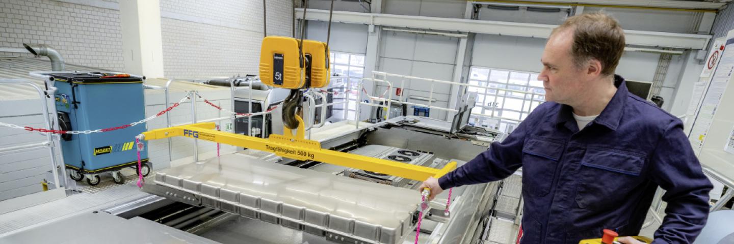 Ein Mann in einem Labor mit Autobatterien.