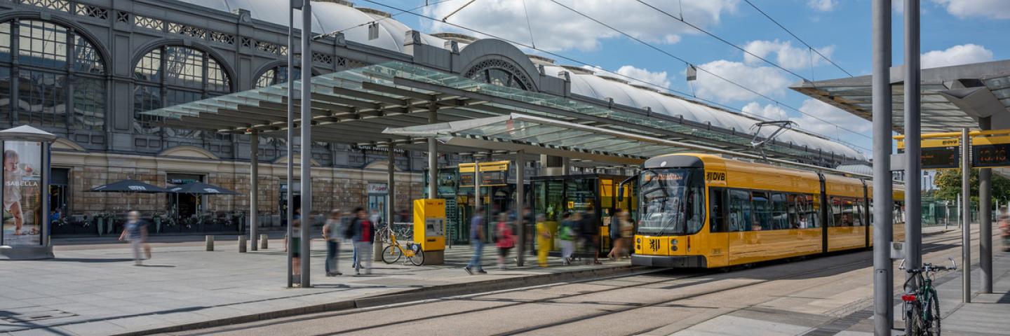 Straßenbahn hält vor Dresdner Hauptbahnhof