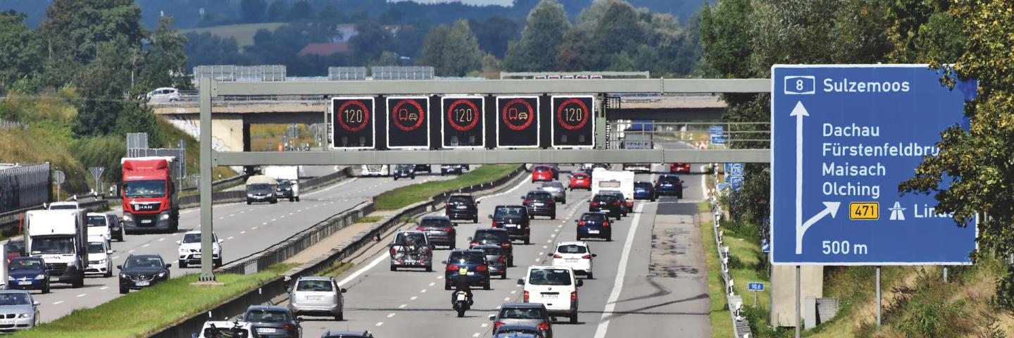 Dreispurige Autobahn, viel Verkehr, Tempolimit 120 auf Tafeln