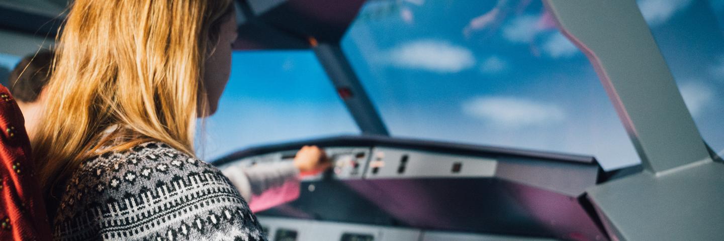 Schülerin im Flugsimulator